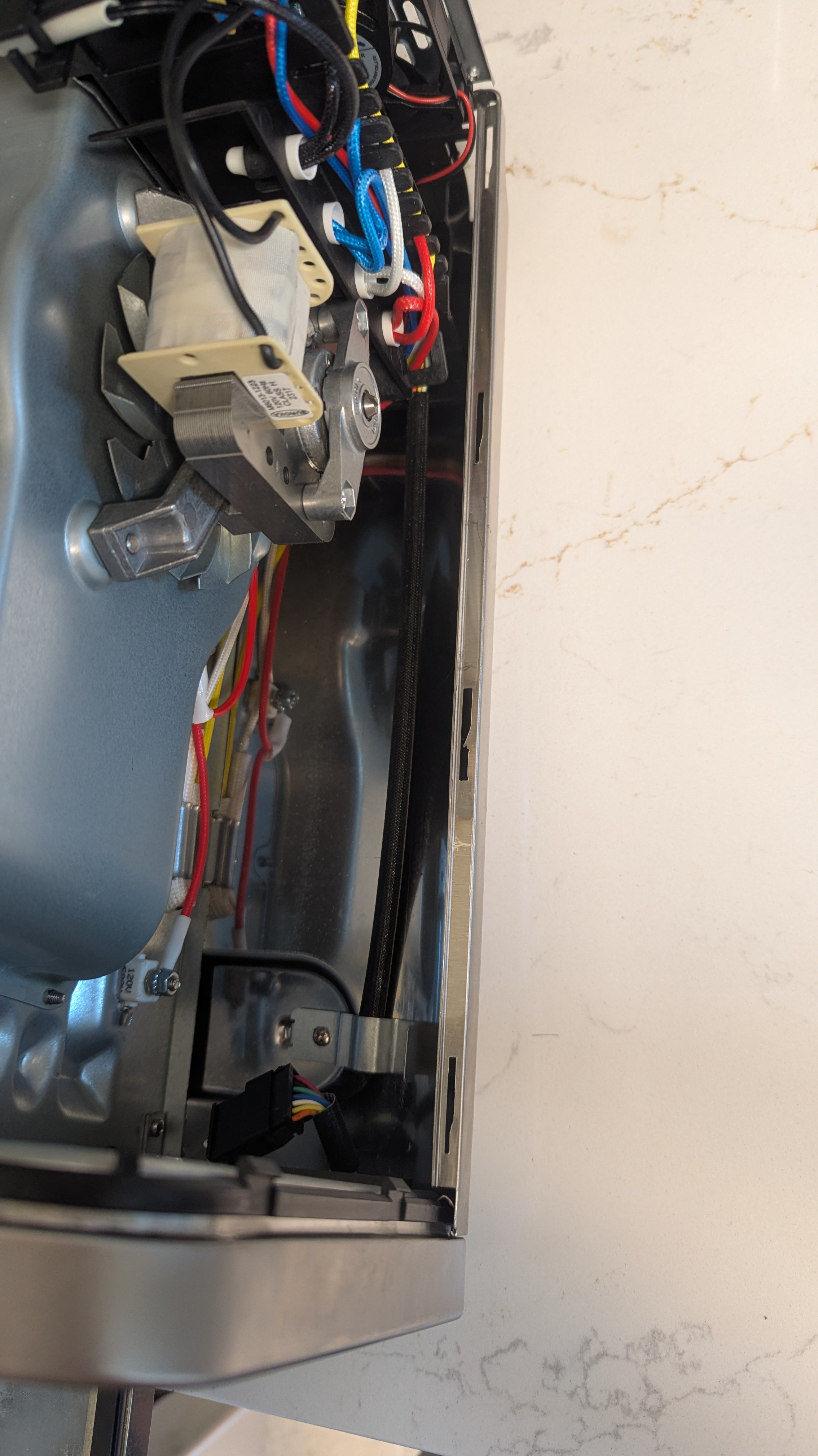 Catch on the second tab making it difficult to remove the top cover